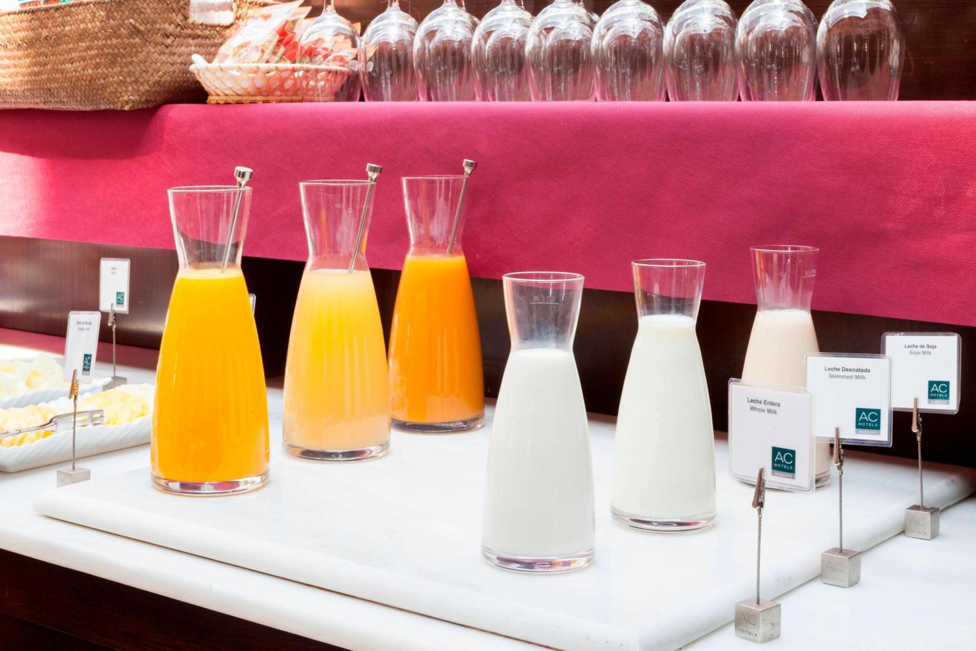 Ac Hotel Palacio De Santa Ana By Marriott Valladolid Exteriör bild Juice and milk at a buffet
