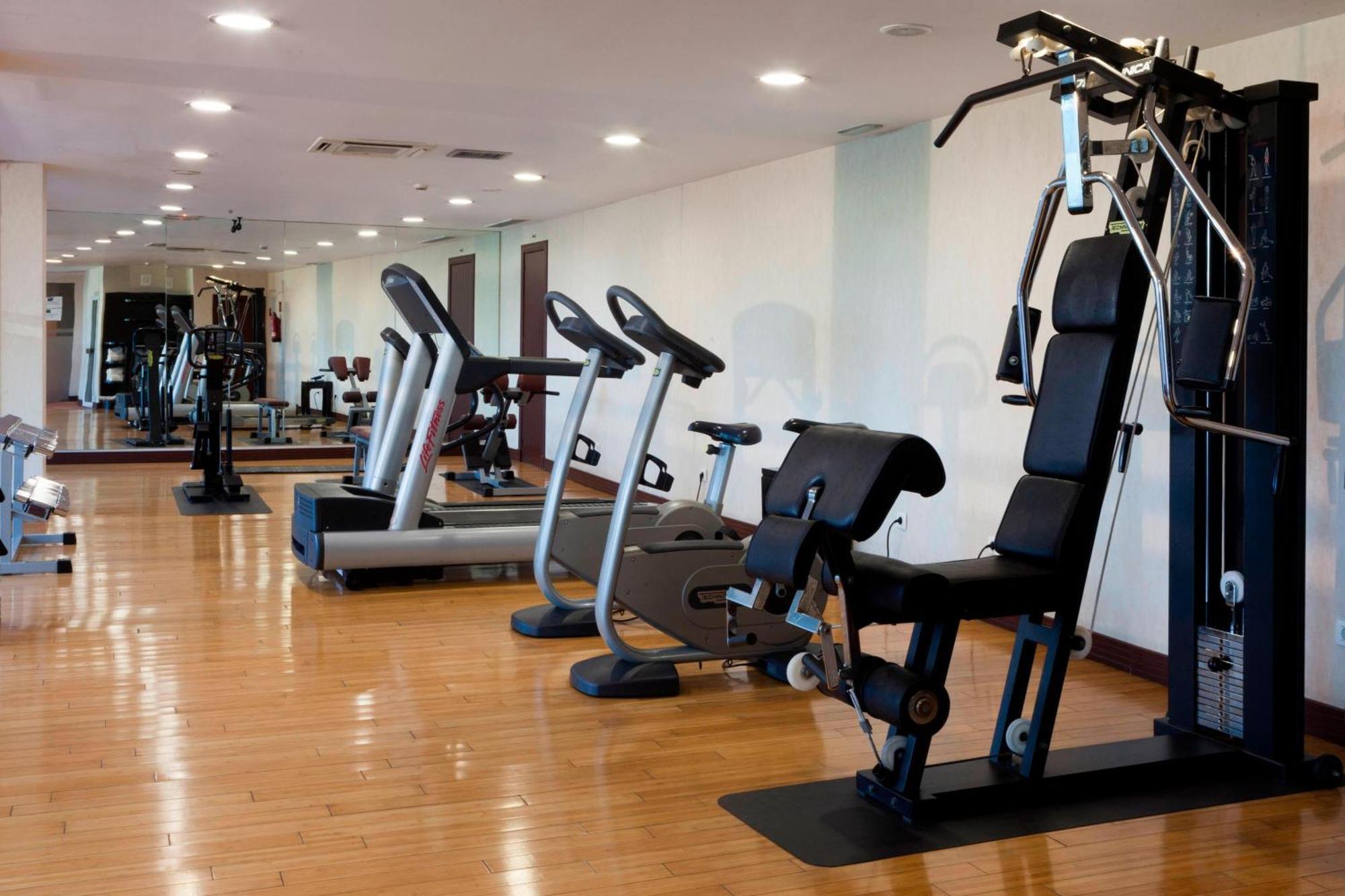 Ac Hotel Palacio De Santa Ana By Marriott Valladolid Exteriör bild A gym in a hotel