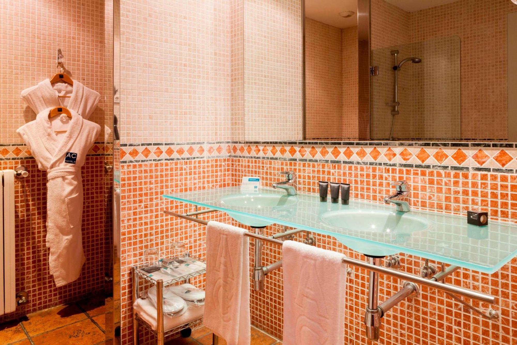 Ac Hotel Palacio De Santa Ana By Marriott Valladolid Exteriör bild Bathroom