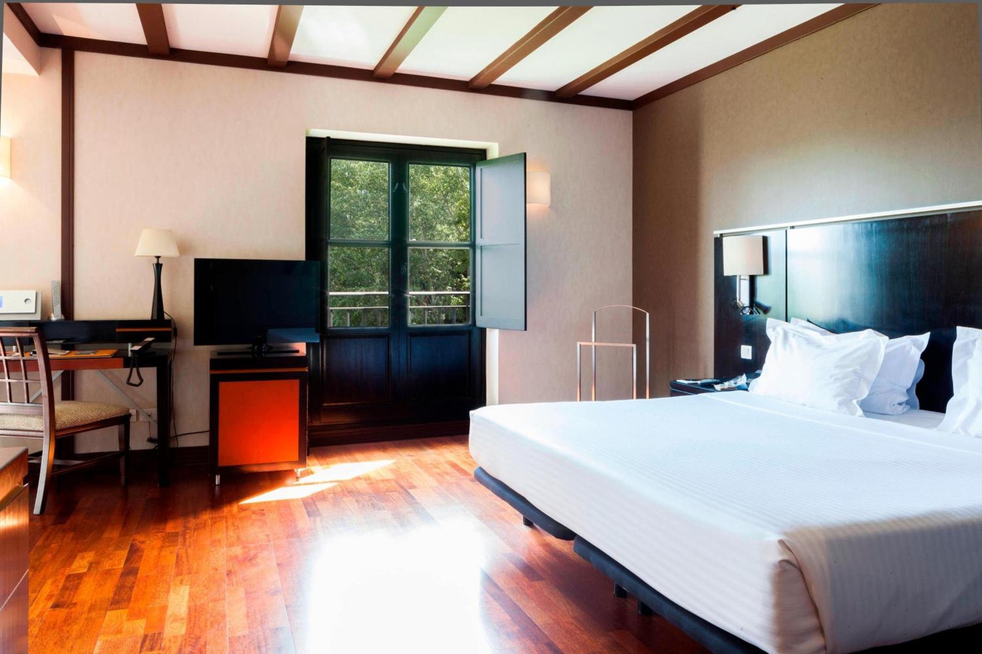 Ac Hotel Palacio De Santa Ana By Marriott Valladolid Exteriör bild A room at the hotel