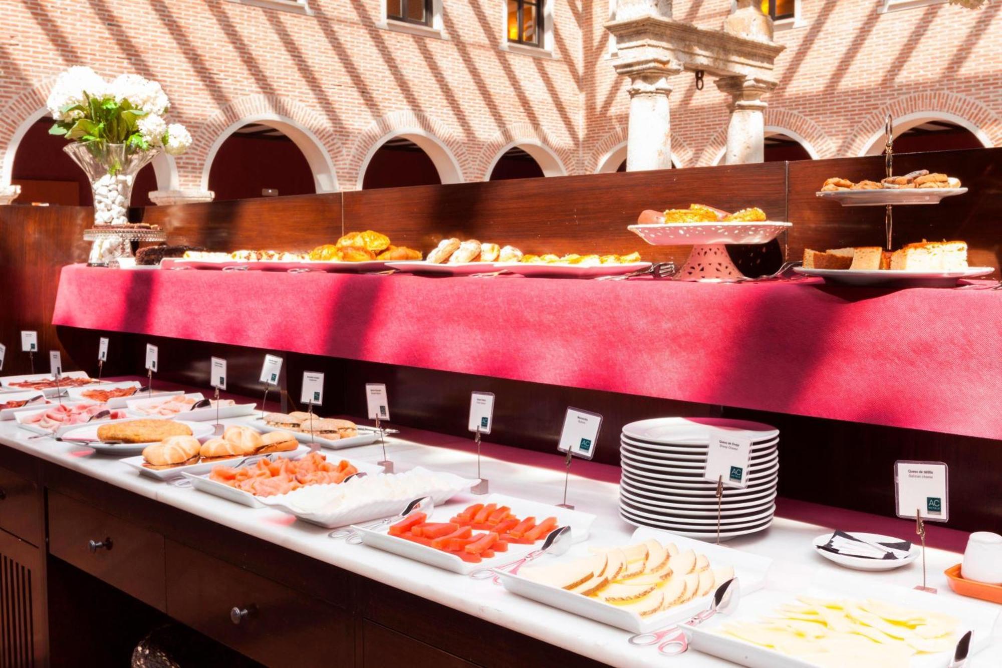 Ac Hotel Palacio De Santa Ana By Marriott Valladolid Exteriör bild A buffet at a hotel