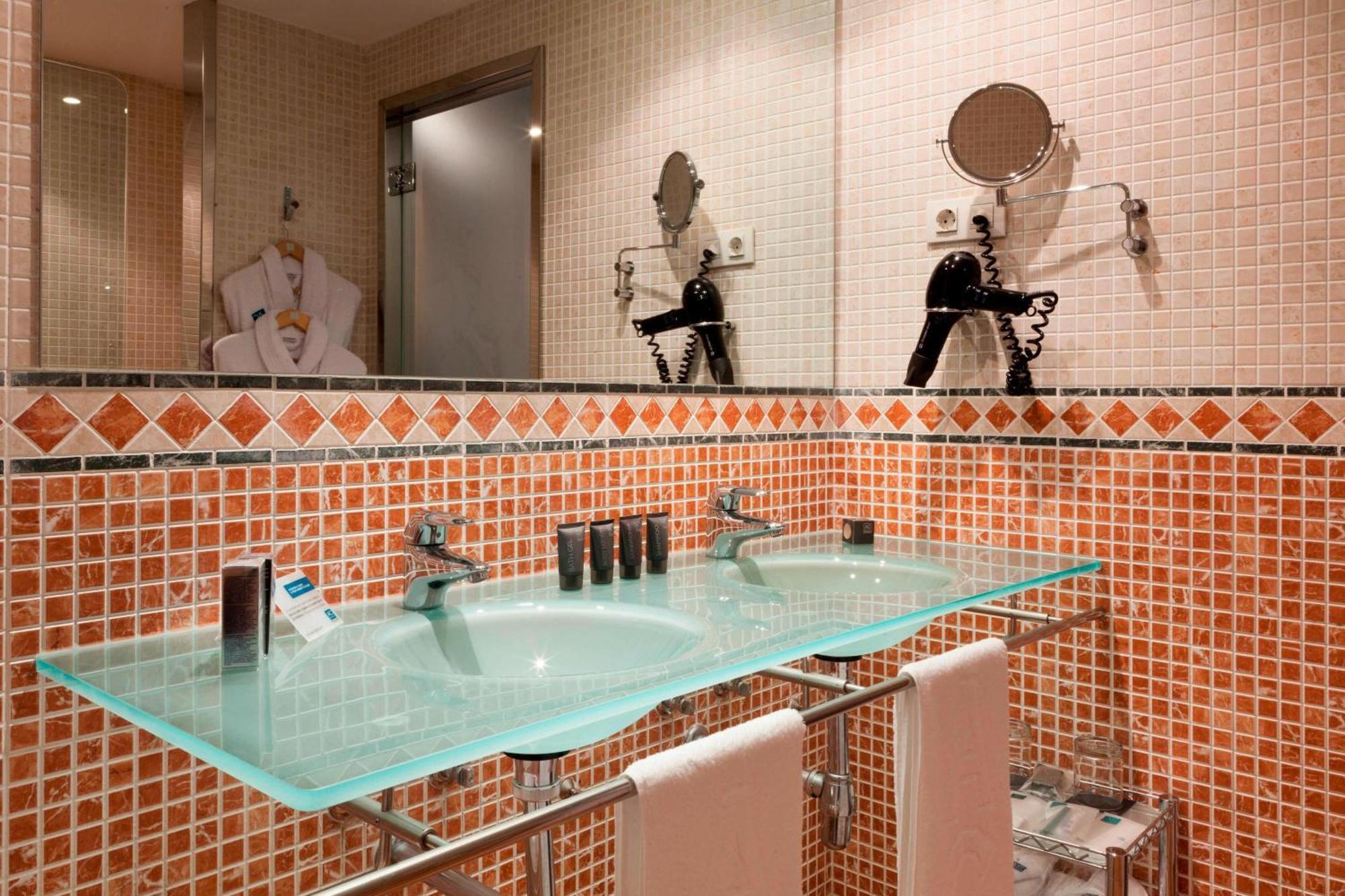 Ac Hotel Palacio De Santa Ana By Marriott Valladolid Exteriör bild Bathroom with glass countertop