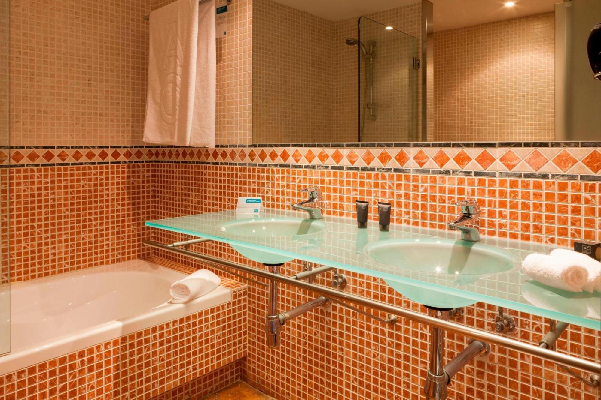 Ac Hotel Palacio De Santa Ana By Marriott Valladolid Exteriör bild Bathroom