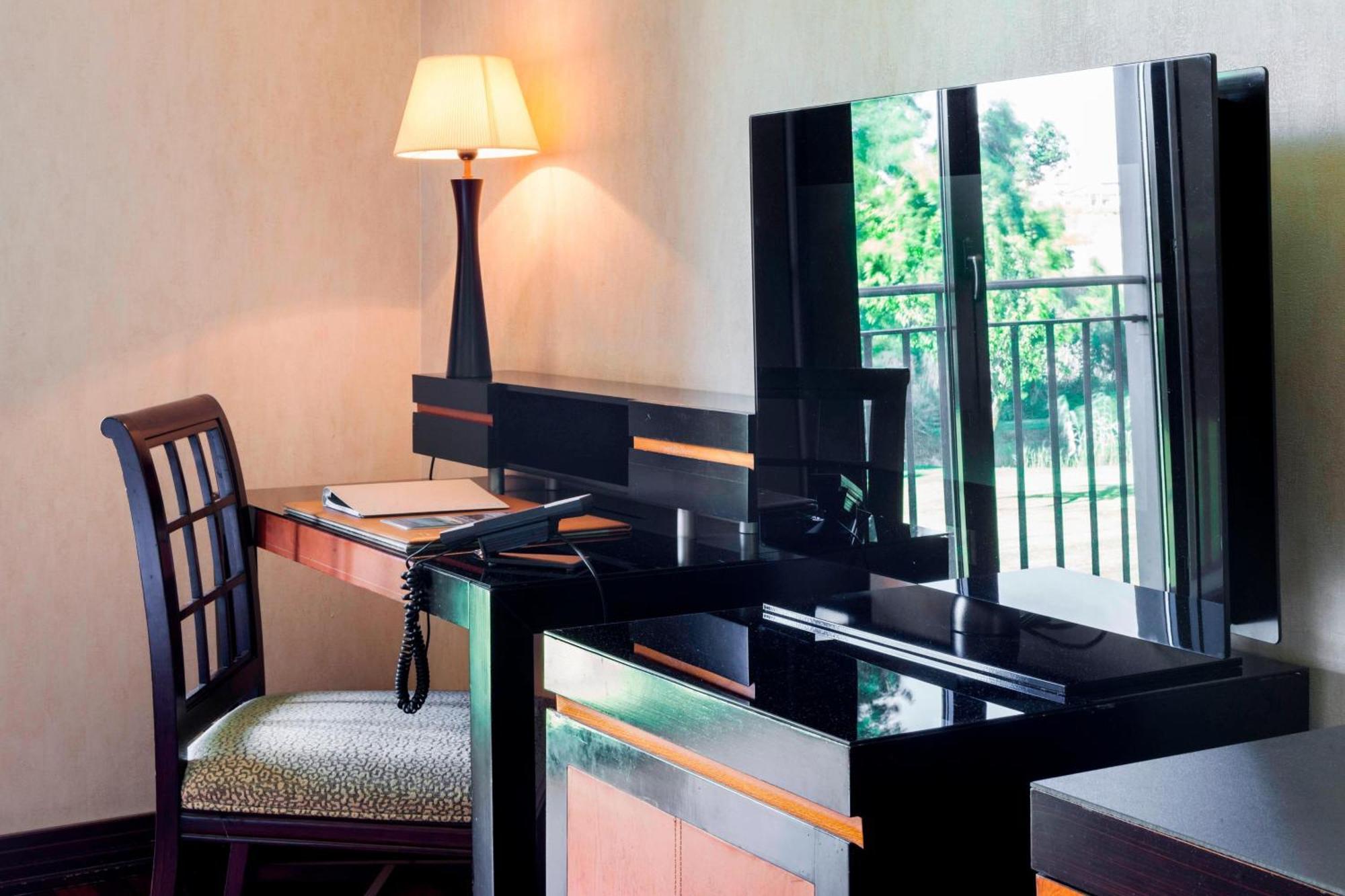 Ac Hotel Palacio De Santa Ana By Marriott Valladolid Exteriör bild A typical work desk in a hotel room