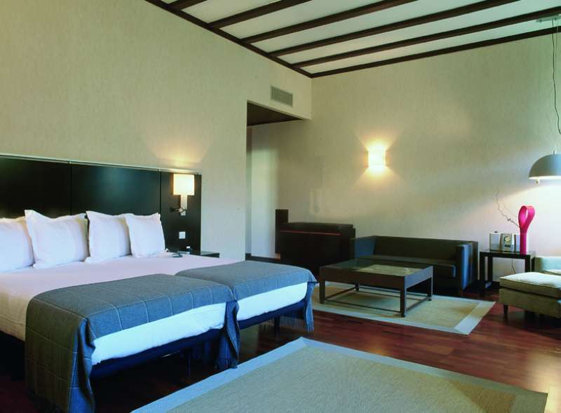 Ac Hotel Palacio De Santa Ana By Marriott Valladolid Rum bild A room at the hotel