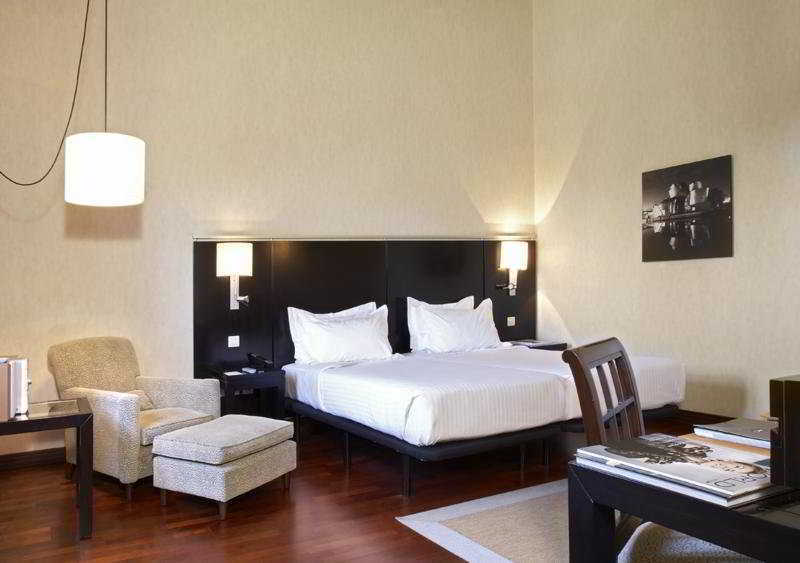 Ac Hotel Palacio De Santa Ana By Marriott Valladolid Rum bild A room at the hotel
