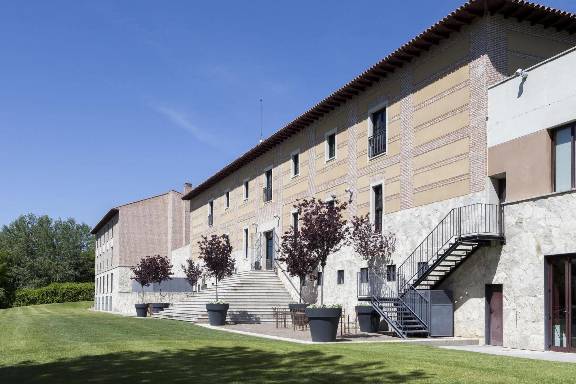 Ac Hotel Palacio De Santa Ana By Marriott Valladolid Exteriör bild The University of Navarra