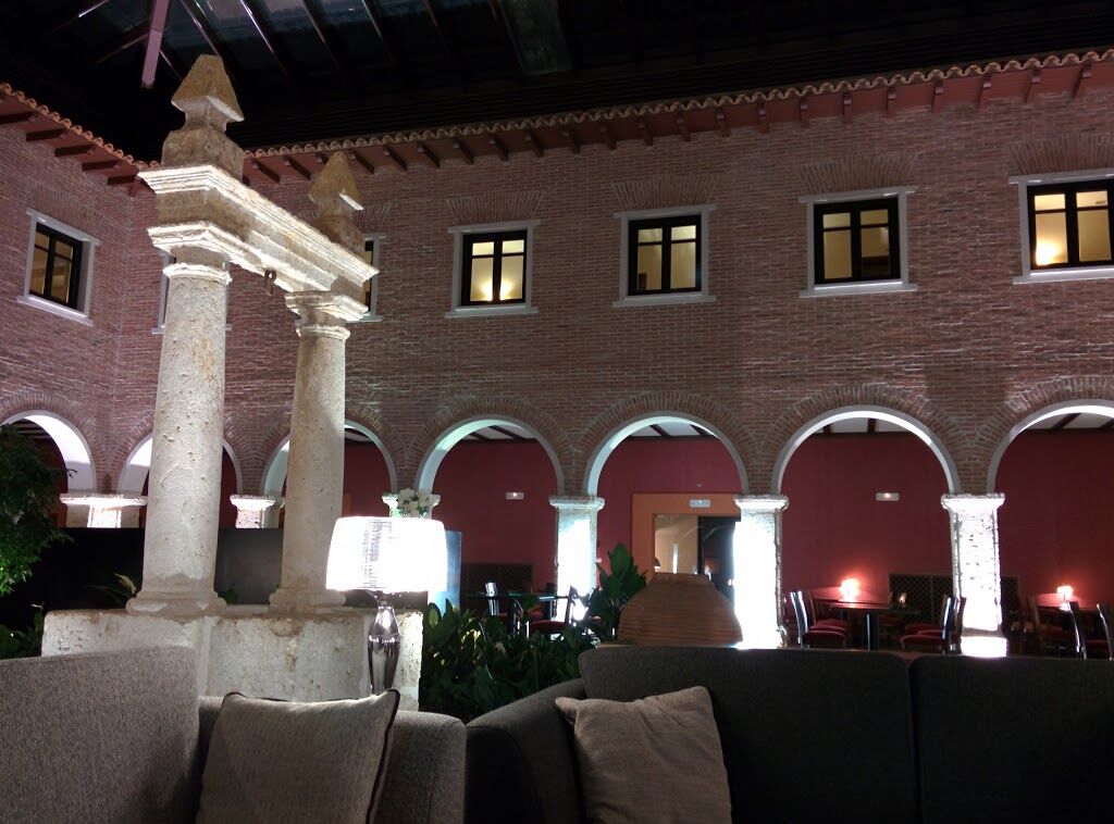 Ac Hotel Palacio De Santa Ana By Marriott Valladolid Exteriör bild The inner courtyard of the hotel